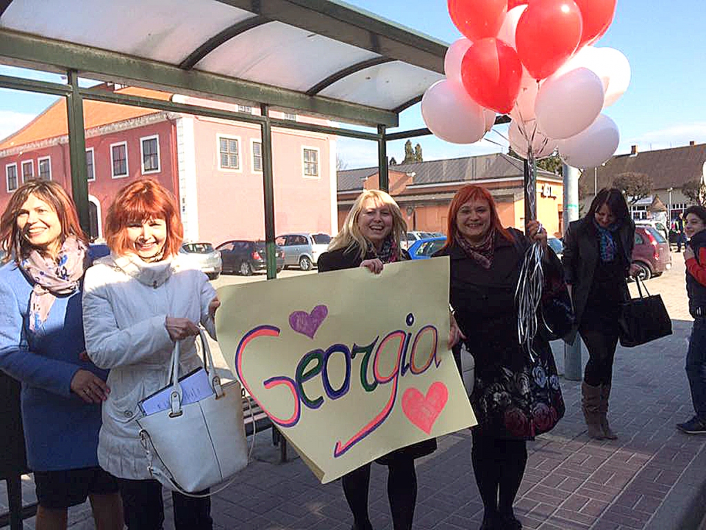 Draugus no Gruzijas Bauskā sagaida deju kolektīva «Jandāls» vadītājas Tamāra Ļisovcova un Santa Zemīte, kā arī Bauskas kultūras centra direktore Ilva Vansoviča un novada domes deputāte Inita Nagņibeda. Baušķeniekiem rokās baloni Gruzijas karoga krāsās.
Autors: no TDA «Jandāls» albuma