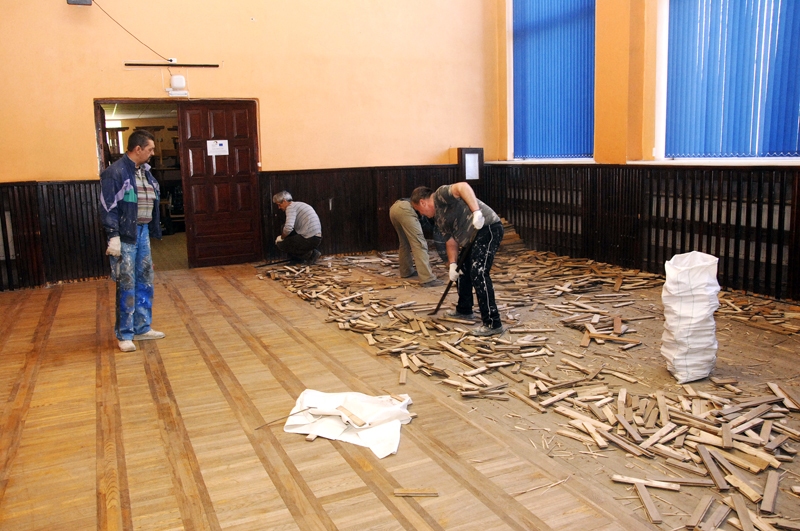 Lielās zāles veco grīdu demontē SIA «Latbūvnieks» darbinieki.
Autors: Ivars Bogdanovs