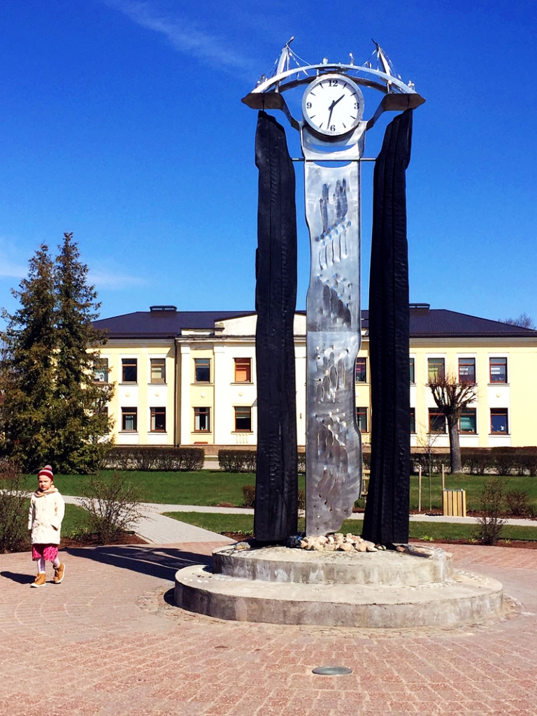 Skrundā. Tēlnieka Ģirta Burvja veidotais vides objekts «Laika upe».
Autors: Anita Rozentāle