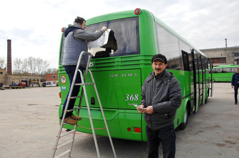 SIA «Aips» autoparka vadītājs Aleksandrs Staļmačenoks (no labās) un Jānis Katkevičs pie jaunā autobusa. 
Autors: Ivars Bogdanovs