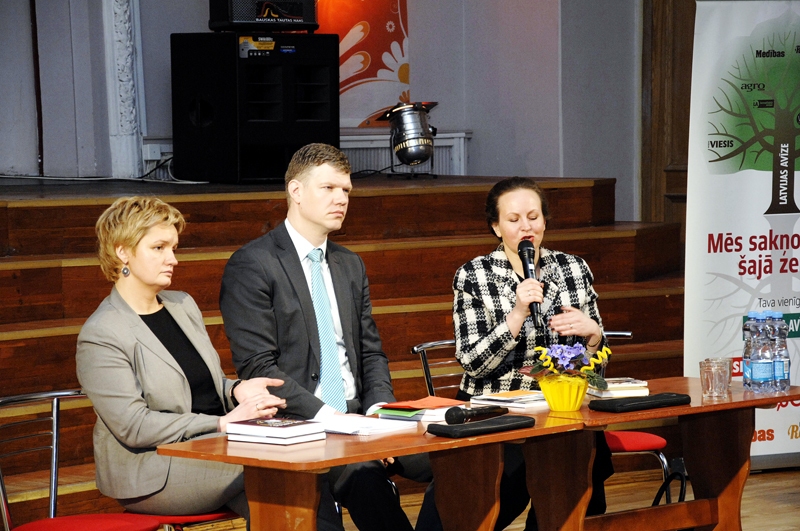 Viesi diskusijā – Elīna Rītiņa (no kreisās), Vilnis Ķirsis un Līga Meņģelsone – centās atbildēt uz iedzīvotāju jautājumiem. 
Autors: Ivars Bogdanovs