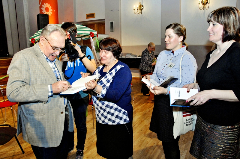 Uldis Dumpis pēc tikšanās ar iedzīvotājiem Bauskā sniedza autogrāfus lasītājām Līgas Blauas grāmatā «Mana dzīve skrien kā viens švilpiens», kas ir autobiogrāfisks vēstījums par aktiera dzīvi.
Autors: Ivars Bogdanovs