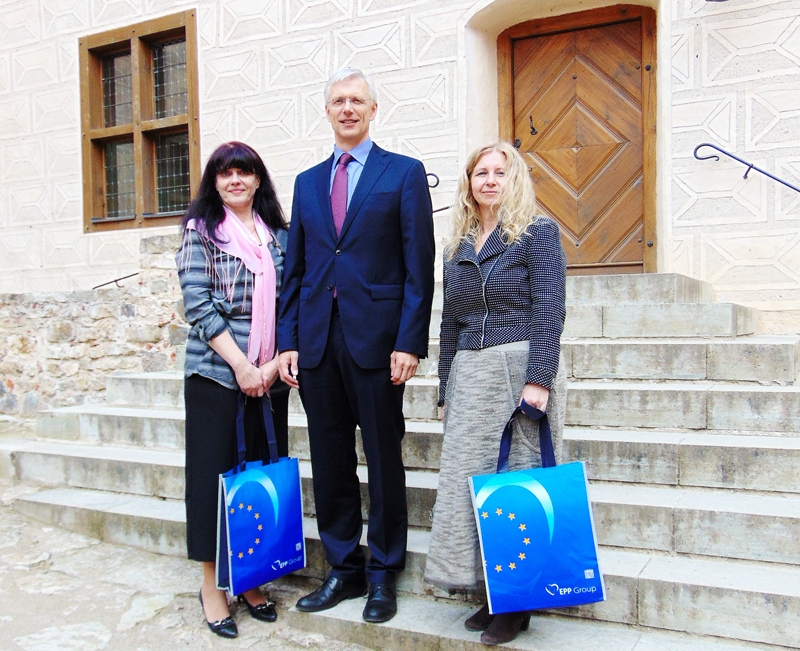 Bauskas pils pagalmā – konkursa uzvarētājas Daiga Vilne (no kreisās) un Gita Vožniaka kopā ar EP deputātu Krišjāni Kariņu.
Autors: Vilnis Auzāns