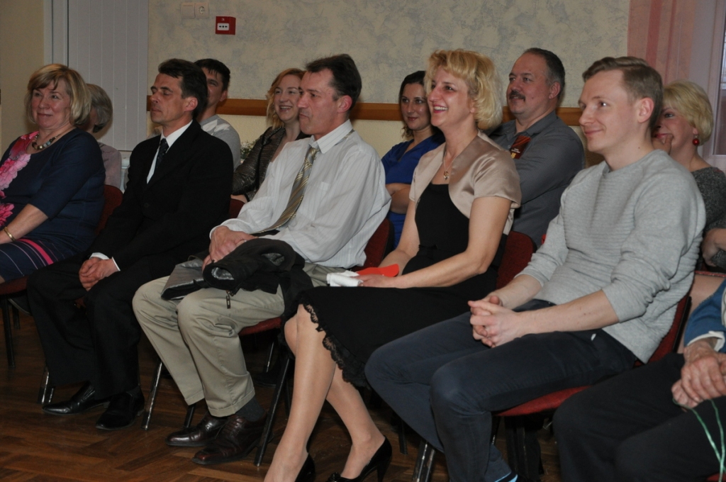 Amatierteātris «Gadījums» ir pierādījis – ne vienmēr vajadzīga liela trupa, lai veiksmīgi iestudētu izrādes; pietiek ar dažiem izciliem aktieriem, kādi ir Dagnija Reinholde (otrā no labās), Aigars Reinholds un Aldis Virsis.
Autors: Žanna Zālīte