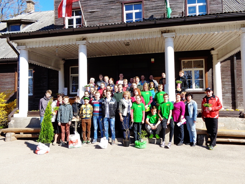 Dzimtmisas skolas tuvākie draugi un domubiedri ekoskolu pulkā.
Autors: no skolas albuma.