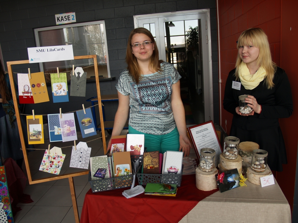 Iecavas vidusskolas skolēnu uzņēmums «Lila Cards» piedāvāja oriģinālus mākslas un dizaina priekšmetus.
Autors: Antra Ērgle