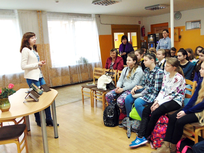 Rakstniece Laura Dreiže Bauskas pilsētas pamatskolā uzrunā pusaudžus, savu literāro sacerējumu pamatauditoriju.
Autors: Vilnis Auzāns
