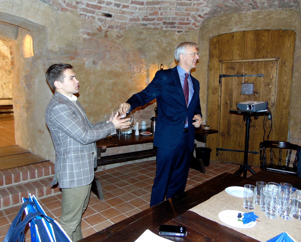 Eiropas Parlamenta deputāts Krišjānis Kariņš (no labās) un viņa palīgs Krišjānis Bušs nosaka divus konkursa uzvarētājus. 
Autors: Vilnis Auzāns