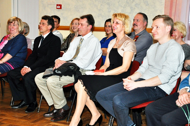 Amatierteātris «Gadījums» ir pierādījis – ne vienmēr vajadzīga liela trupa, lai veiksmīgi iestudētu izrādes; pietiek ar dažiem izciliem aktieriem, kādi ir Dagnija Reinholde (otrā no labās), Aigars Reinholds un Aldis Virsis.
Autors: Žanna Zālīte