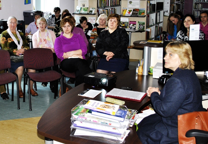 Ilma Nereta iepazīstas ar lekcijas apmeklētājiem Codē. 
Autors: Artūrs Dulbe