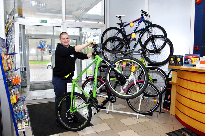 Raitis Zeņuks stāsta, ka piedāvājumā ir dažādu klašu velosipēdi.
Autors: Ivars Bogdanovs