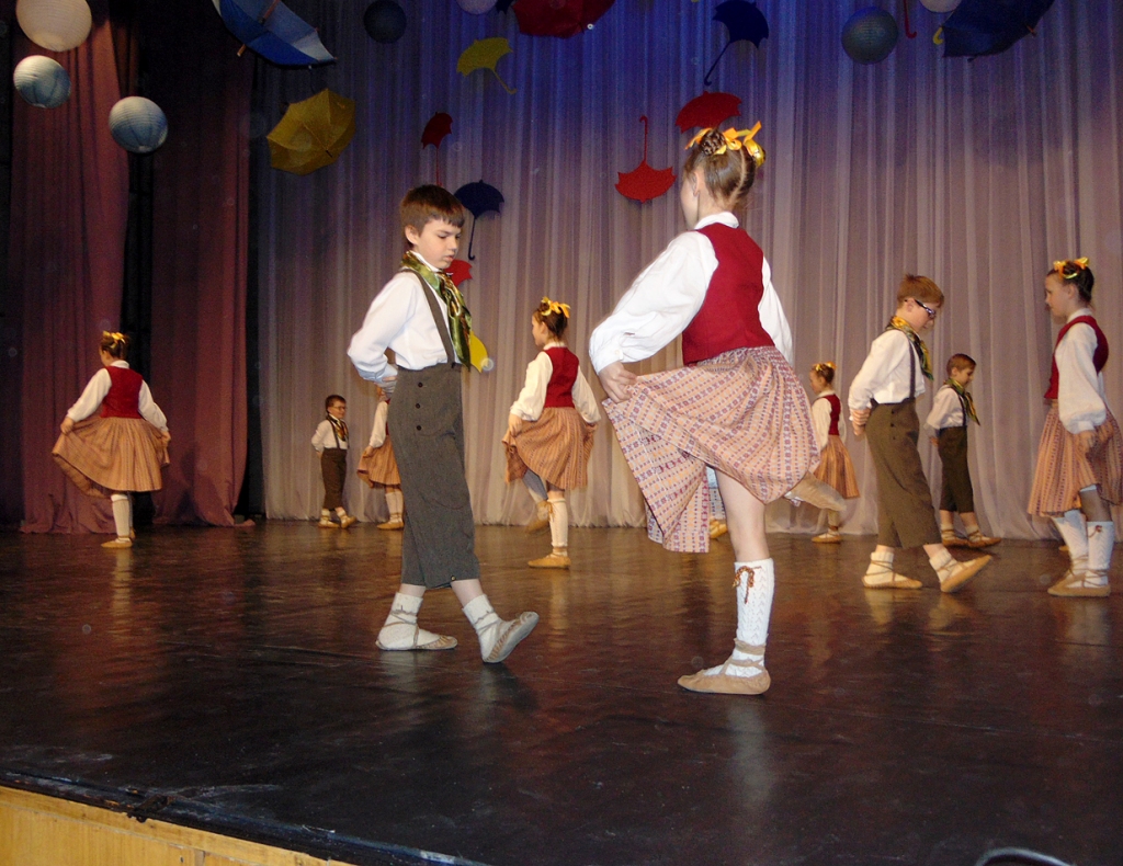 Bauskas pilsētas pamatskolas deju kolektīvs «Ganiņi» izpilda deju «Uz akmeņa danci vedu».
Autors: Vilnis Auzāns