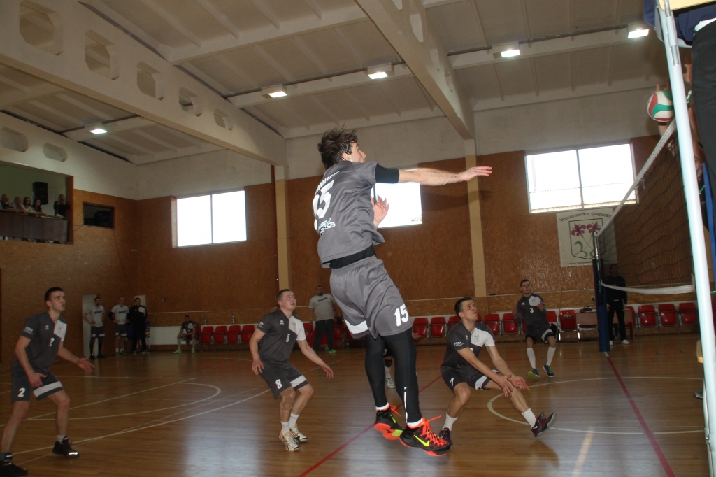 Rinalds Zariņš raida bumbu pretinieka laukuma pusē. 
Autors: Uldis Varnevičs