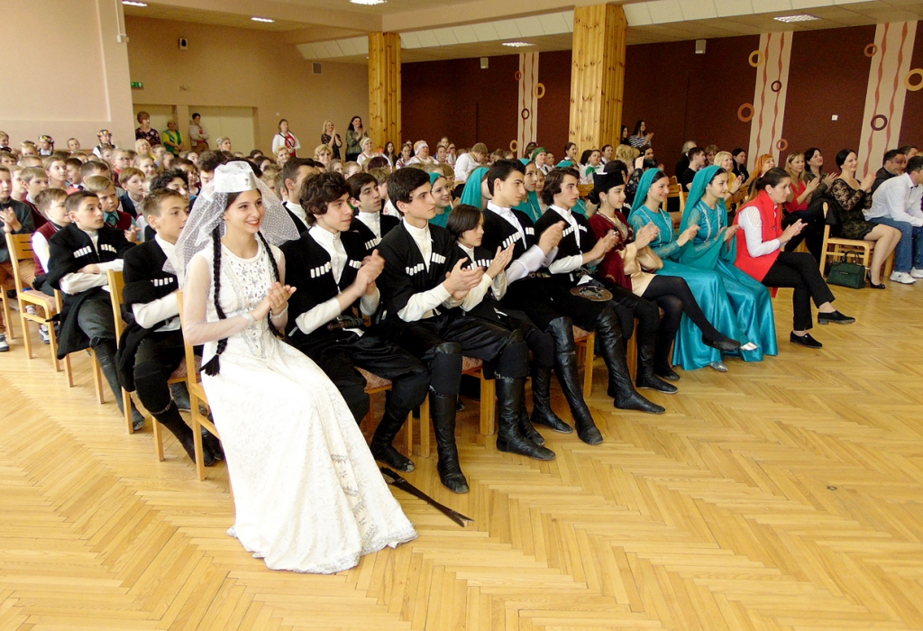Gruzīnu skolēni bauda Bauskas 2. vidusskolas audzēkņu uzstāšanos.
Autors: Vilnis Auzāns