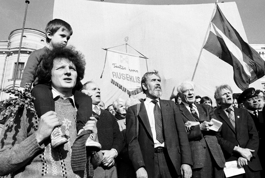 Šo 1990. gada fotogrāfiju 3.maijā Bauskas kultūras centrā Bauskas Centrālās bibliotēkas un Valsts ģimnāzijas rīkotajos Baltā galdauta svētkos demonstrēja Dainis Īvāns, starptautiski plašsaziņas līdzekļos tā nosaukta - 