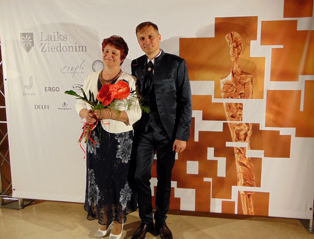 Skolotāja Vija Cerusa ar dēlu Aigaru, saņemot cildinājumu nominācijā «Bize». 
Autors: Vilnis Auzāns