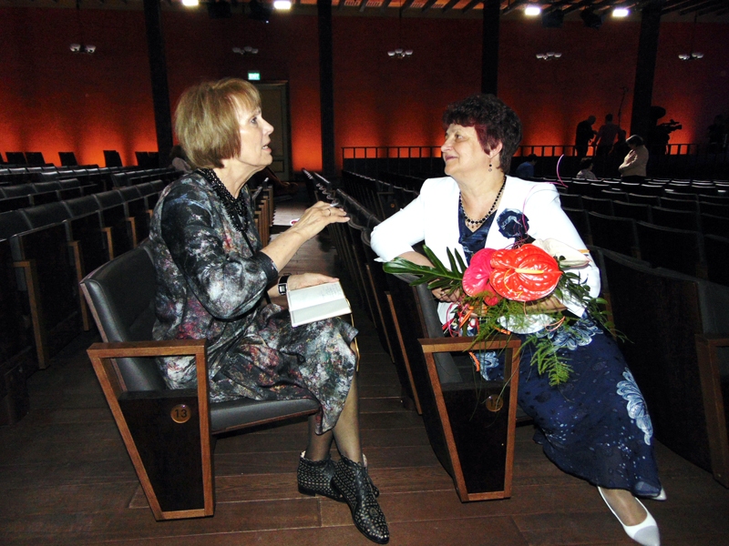 Vija Cerusa (no labās) kopā ar aktrisi Ausmu Kantāni spriež par pavasari, dzejnieka Imanta Ziedoņa netīkamāko gadalaiku. Viņas satikušās Dzintaru koncertzālē pirms apbalvojuma «Laiks Ziedonim» laureātu godināšanas pasākuma.
Autors: Vilnis Auzāns