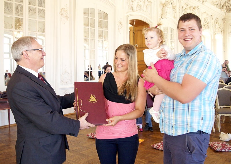 Īpašo fotoalbumu no Aivara Okmaņa saņem mazā rundāliete Helēna Murziņa, viņas māmiņa Madara Lisovska un tētis Gints Murziņš. 
Autors: Ints Lūsis