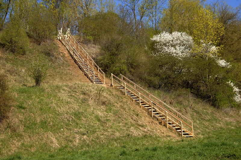 Mūsas labajā krastā izbūvētas koka kāpnes, pa kurām varēs nonākt līdz pagaidu tiltiņam. 
Autors: Ivars Bogdanovs