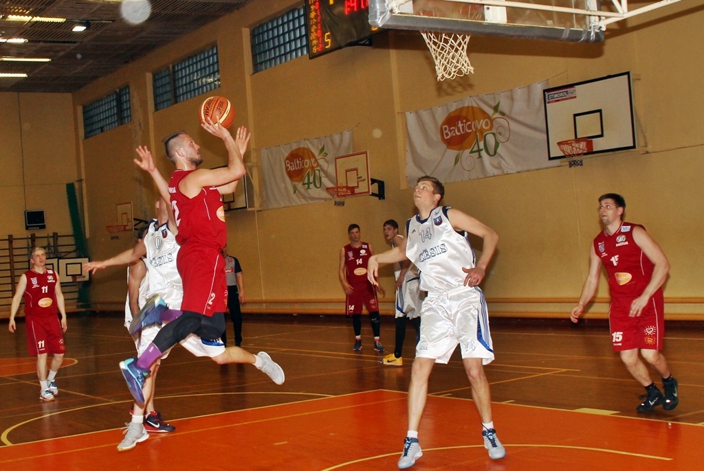 Gatis Justovičs (ar bumbu) uzbrūk Cēsu vienības grozam. 
Autors: ULDIS VARNEVIČS