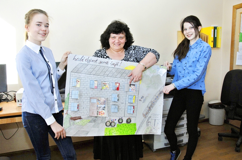 Codes pamatskolas vēstures skolotāja Inga Eglīte kopā ar skolniecēm Ditu Dārznieci un Lindu Rūtu Šteinbergu ar žūrijas visaugstāk novērtēto projekta darbu.
Autors: Ivars Bogdanovs