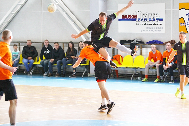 Marks Kuncēvičs no komandas «Īslīce» «lido» pāri Jānim Akmentiņam no «Veterāniem».
Autors: Elīna Gruncka