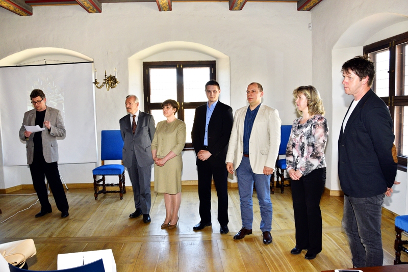 Bauskas Rātsnama atklāšanā 6. maijā mākslas zinātnieks Dainis Bruģis (no kreisās) prezentēja interjera izveidē paveikto. Interjera projekta izstrādē un tā īstenošanā lielu ieguldījumu devuši Rundāles pils muzeja direktors Imants Lancmanis (otrais no kreisās), SIA «Intarsija» darbinieki Ina Līne, Edgars Bruģis, Jānis Ceplis, Bauskas muzeja speciāliste Ilva Strautzele, kā arī Aigars Zīverts no SIA «Intarsija». 
Autors: Ivars Bogdanovs