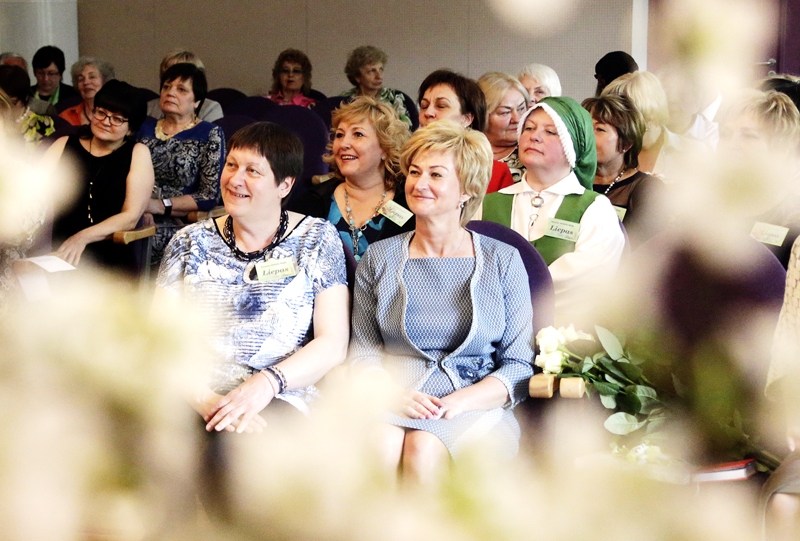 Biedrības dibinātāja Agita Hauka (priekšplānā no kreisās) kopā ar Valsts prezidenta kundzi Ivetu Vējoni. 
Autors: no president.lv