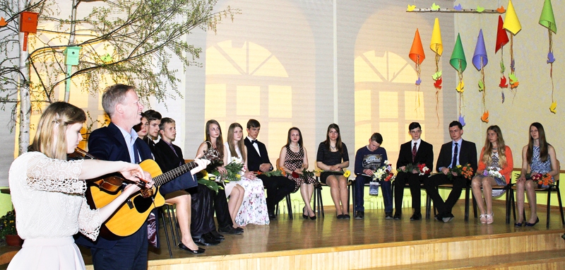 Konkursa «Gada skolēns» suminātie nominanti. Sarīkojumu skanīgāku un košāku vērta mūziķi Laima un  Arnis Miltiņi (priekšplānā no kreisās).
Autors: Alise Dreimane