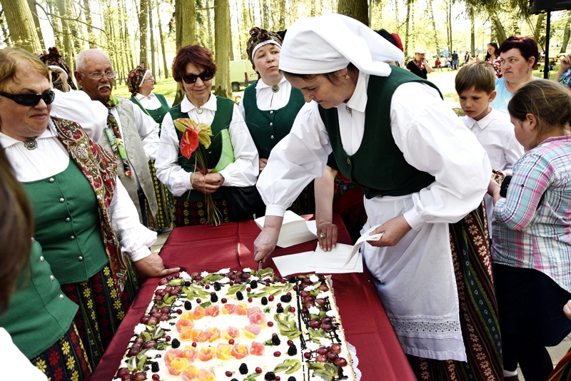 Svetlana Poča griež Bazāra 10 gadu jubilejas torti.
Autors: Ivars Bogdanovs