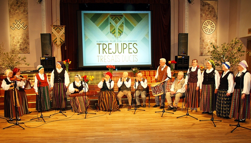 «Trejupes» muzikanti ne tikai dzied, bet arī spēlē tautiskus instrumentus un vada rotaļas. 
Autors: Antra Ērgle