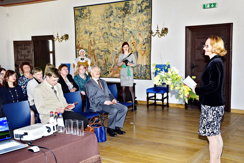 Pilsētas Rātsnama oficiālajā atklāšanā 6. maijā piedalījās kultūras ministre Dace Melbārde (no labās), Rundāles pils muzeja direktors Imants Lancmanis (sēž pirmajā rindā vidū), novada pašvaldības amatpersonas, daži deputāti, kā arī restauratori.
Autors:  Ivars Bogdanovs