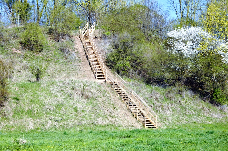 Mūsas labajā krastā izbūvētas koka kāpnes, pa kurām gājēji varēs nonākt līdz pagaidu tiltiņam.
Autors: Ivars Bogdanovs
