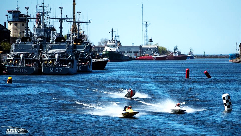 Sacensību dalībnieki traucas pa Liepājas tirdzniecības kanāla ūdeņiem.
Autors: komandas «Mēmeles sports» albums