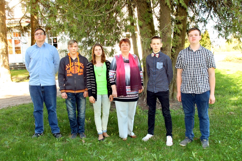 Stelpes pamatskolas 9. klases audzēkņi – Anna Marija Arcihovska, Kaspars Dūna, Nauris Klāviņš, Raimonds Latūns, Rinalds Zariņš. Klases audzinātāja Inese Freiberga.
Autors: Uldis Varnevičs