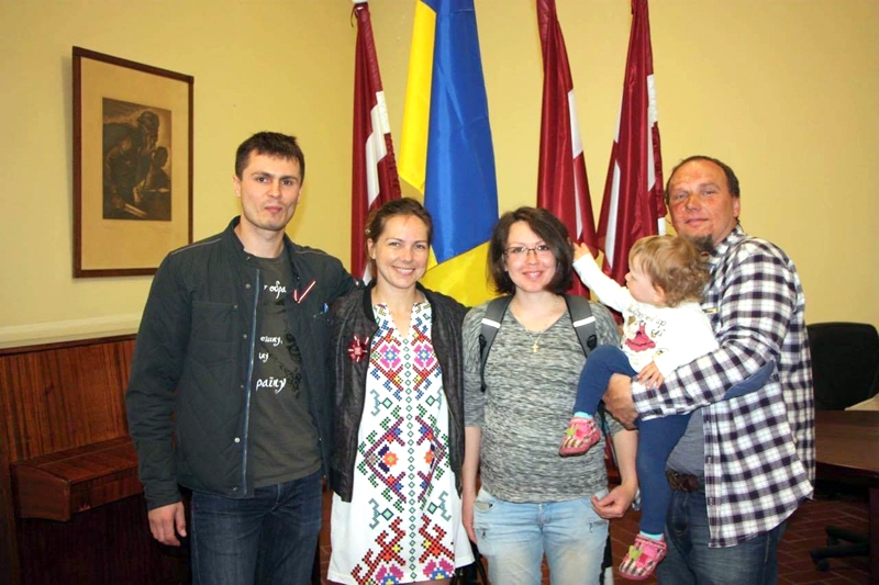 Viras Savčenko (otrā no kreisās) vizīti Latvijā organizēja Ingus Zaharčenoks (no labās). 
Autors: no I. Zaharčenoka albuma