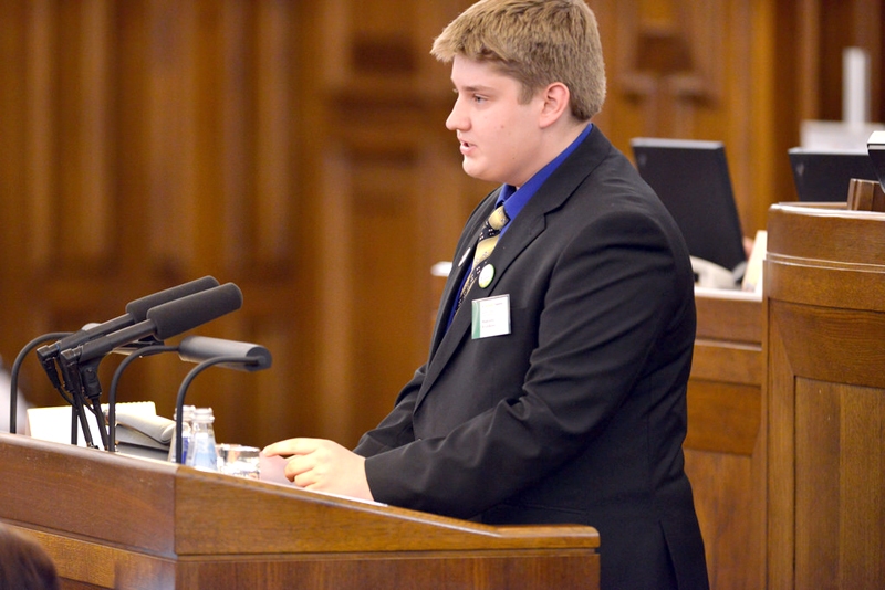 Maksims Krutikovs Jauniešu saeimas tribīnē.
Autors: no personiskā albuma