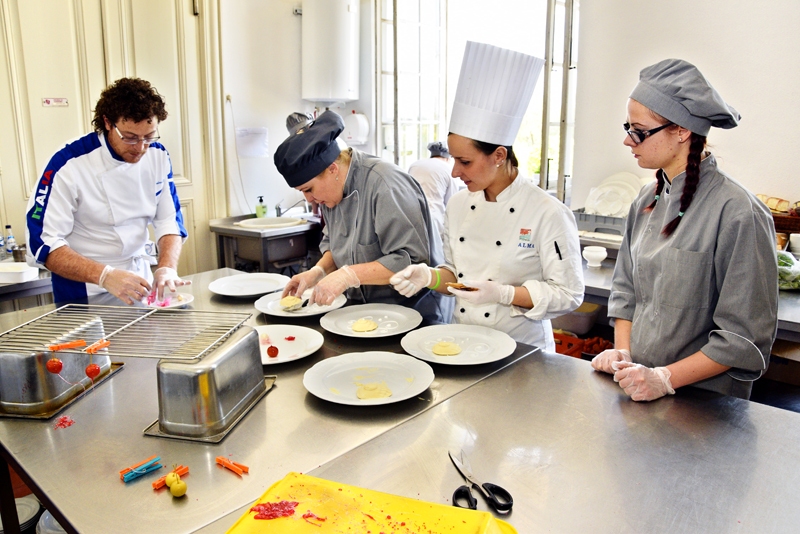 Desertu «Rastrelli» Rundāles pils restorānā gatavoja meistars no Itālijas – Andrea Ballo (no kreisās), šefpavāre Santa Dubrovska, Linda Čiriko un Signe Grigorjeva.
Autors: Ivars Bogdanovs