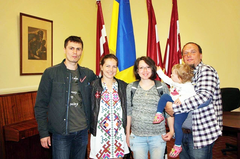 Viras Savčenko (otrā no kreisās) vizīti Latvijā organizēja Ingus Zaharčenoks (no labās).
Autors: no I. Zaharčenoka albuma.