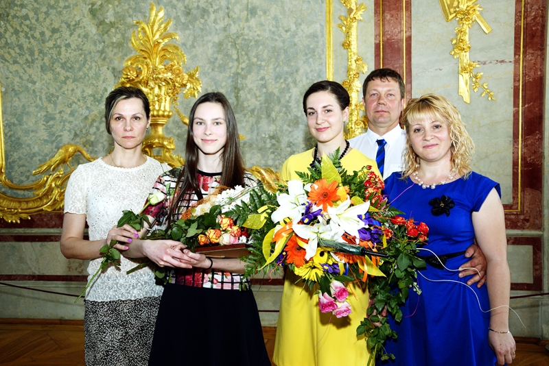 Titula «Gada skolēns» ieguvējas – Bauskas Valsts ģimnāzijas audzēknes Jolanta Tarvida un Linda Spundiņa, kā arī viņu vecāki Inga Tarvida (no kreisās), Jolanta Spundiņa (no labās) un Sandris Spundiņš.
Autors: Ivars Bogdanovs