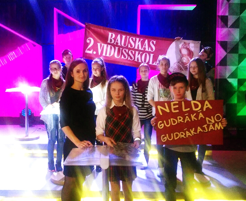 Bauskas 2. vidusskolas 5. klases audzēkne Nelda Strautzele kopā ar saviem atbalstītājiem televīzijas spēles «Gudrs, vēl gudrāks» ieraksta laikā Latvijas Televīzijā.
Autors: no albuma