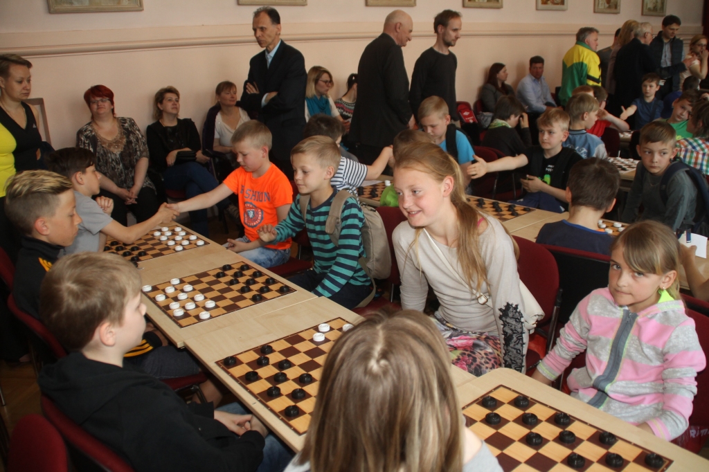 Maruta Opočkina (no labās), Eva Kublinska, Valdis Valters Vanags un Everts Rūdolfs Lepsis Rīgas atklātajā komandu čempionātā dambretē izcīnīja trešo vietu. 
Autors: Uldis Varnevičs