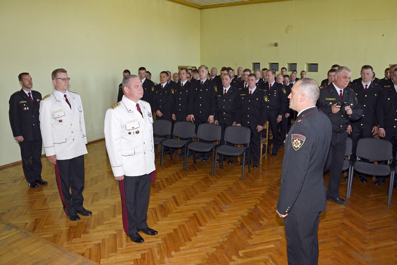 Bauskā 12. maijā notika Valsts ugunsdzēsības un glābšanas dienesta (VUGD) Zemgales reģiona svinīgā sanāksme. VUGD komandierim Oskaram Āboliņam ziņo Bauskas daļas komandieris Vadims Kuzmičs. 
Autors: Ivars Bogdanovs