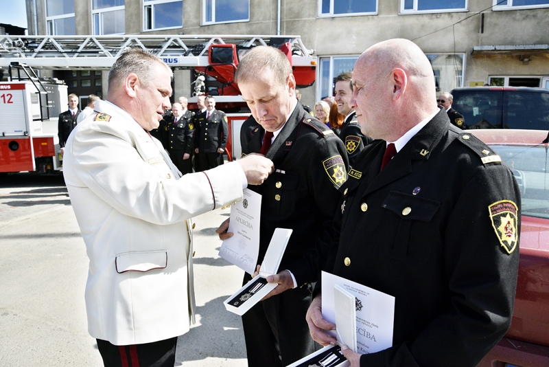 Pulkvedis Oskars Āboliņš, Valsts ugunsdzēsības un glābšanas dienesta priekšnieks, piesprauž apbalvojumu kaprālim Jānim Gūtmanim. Apbalvojumu par priekšzīmīgu dienestu saņēmis arī virsniekvietnieks Normunds Kociņš.
Autors: Ivars Bogdanovs