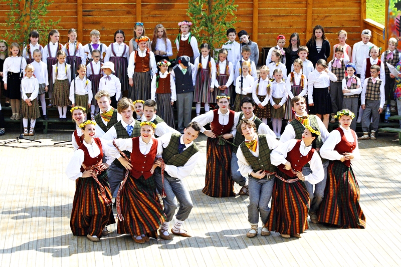 Pavasara krāsas Šēnbergā trešdien ienesa latviešu un lietuviešu skolēnu raitais dejas solis un skaņās dziesmas.
Autors: Alise Dreimane