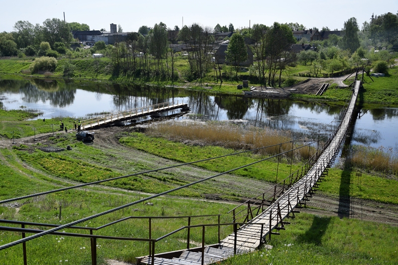 SIA «Tilts» darbus sākusi ļoti sparīgi. Piektdien, 13. maijā, jau daļēji bija izbūvēts pagaidu tiltiņš.
Autors: Ivars Bogdanovs