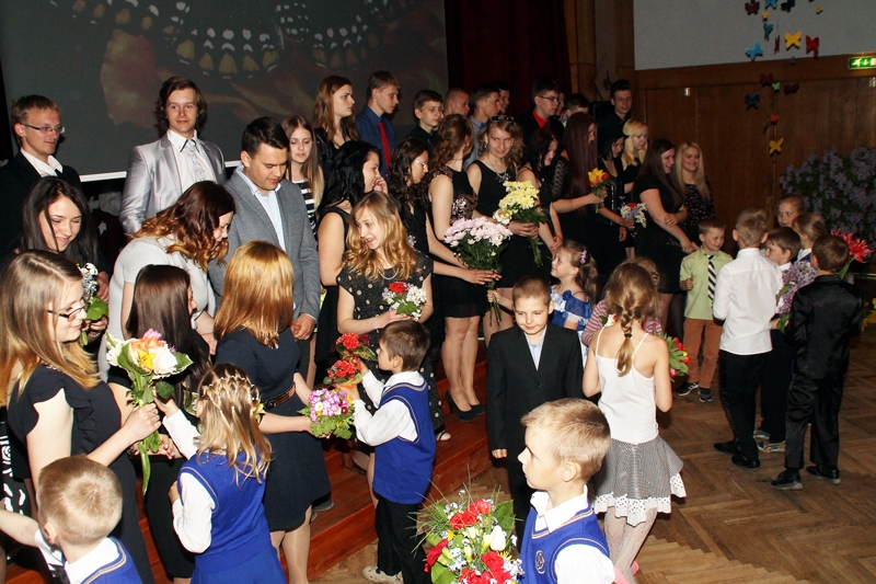 Pilsrundāles vidusskolas absolventus sveic pirmās klases audzēkņi. 
Autors: Uldis Varnevičs