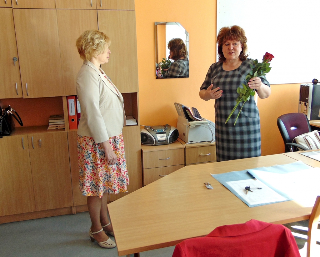 Rīgas Pedagoģijas un vadības akadēmijas (RPIVA) Bauskas filiāli no ceturtdienas, 12. maija, vada Aija Spriņķe (no kreisās). Viņu pirmajā darbdienā sveic filiāles līdzšinējā vadītāja Līga Jankova.
Autors: Vilnis Auzāns