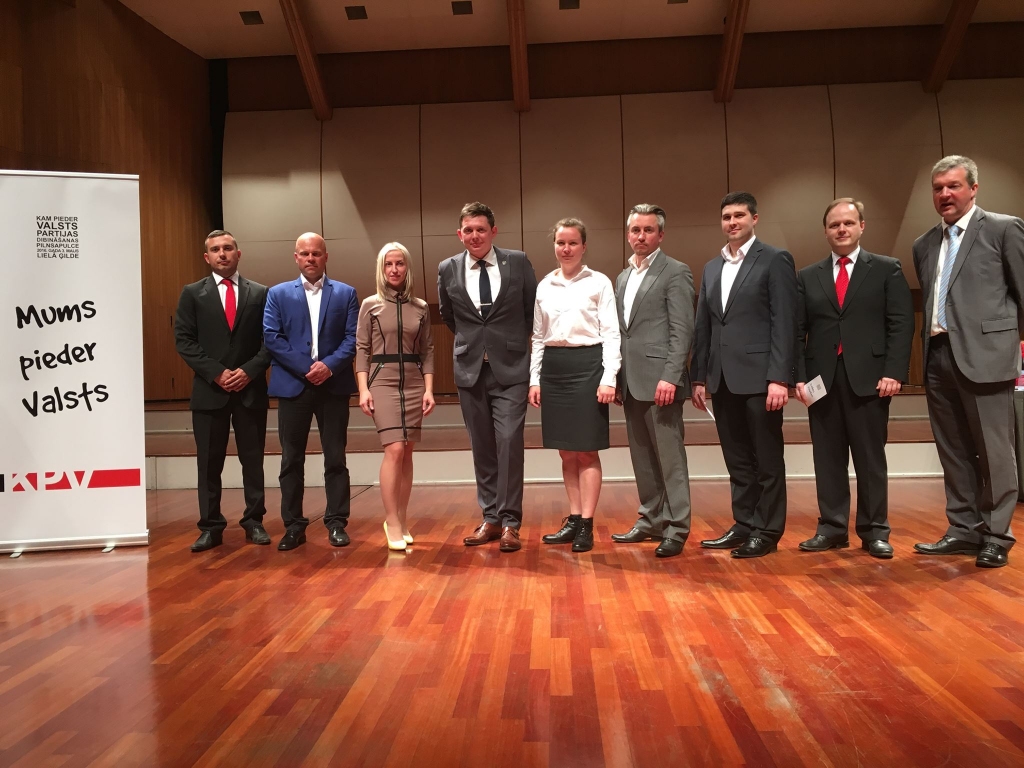 Bauskas novada uzņēmējs Uldis Neilands (trešais no labās) ievēlēts partijas valdē. 
Autors: no albuma