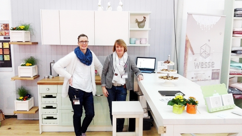 «Linum Color» pārstāves Anete Greve-Ahcena un Nikola Švertfegere izstādē Vācijā.
Autors: no uzņēmuma albuma.